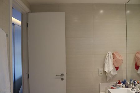 Banheiro social de apartamento à venda com 3 quartos, 130m² em Vila Ipojuca, São Paulo