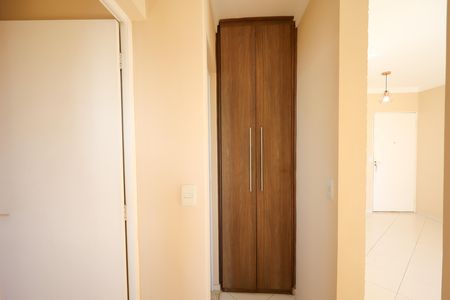 Hall de distribuição de apartamento para alugar com 2 quartos, 50m² em Jurubatuba, São Paulo