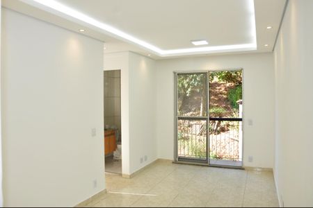 Detalhe - Sala e Sala de Jantar com Varanda de apartamento para alugar com 2 quartos, 52m² em Conjunto Residencial Vista Verde, São Paulo