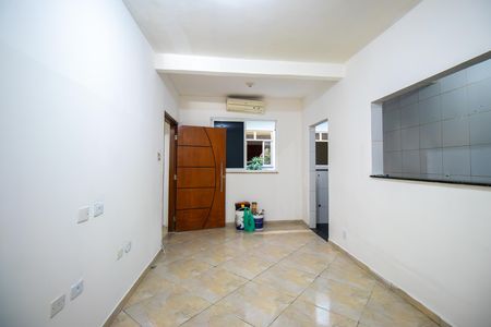Sala de casa para alugar com 2 quartos, 85m² em Penha Circular, Rio de Janeiro