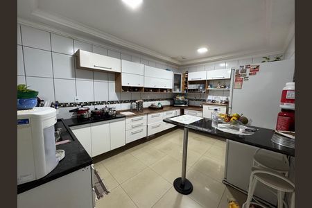 Casa à venda com 217m², 4 quartos e 2 vagas