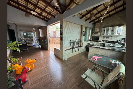 Casa à venda com 217m², 4 quartos e 2 vagas