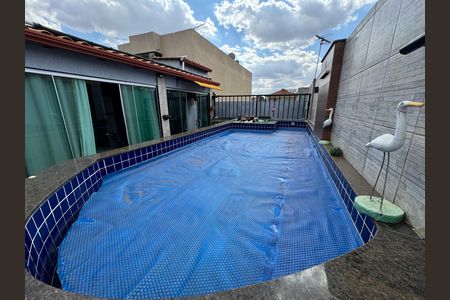 Casa à venda com 217m², 4 quartos e 2 vagas