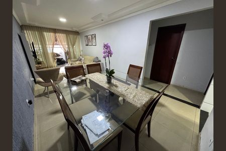 Casa à venda com 217m², 4 quartos e 2 vagas