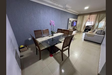 Casa à venda com 217m², 4 quartos e 2 vagas
