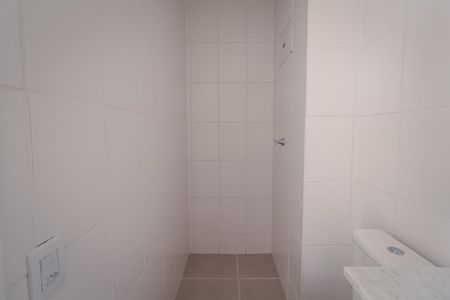 Banheiro de apartamento para alugar com 2 quartos, 42m² em Parque Amazonia, Goiânia
