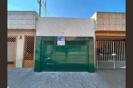 Casa para alugar com 230m², 2 quartos e 2 vagas Casa para alugar com 230m², 2 quartos e 2 vagasFachada