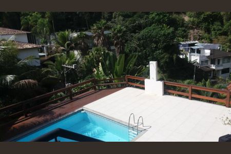 Casa à venda com 4 quartos, 302m² em Pendotiba, Niterói