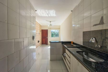 Cozinha de casa de condomínio para alugar com 2 quartos, 50m² em Vila Sonia, Praia Grande
