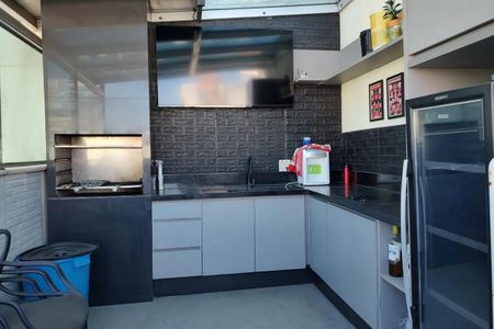 Cozinha com pia, fog. O, geladeira e churrasqueira, com TV acima da pia. de apartamento à venda com 5 quartos, 204m² em Barra Olímpica, Rio de Janeiro