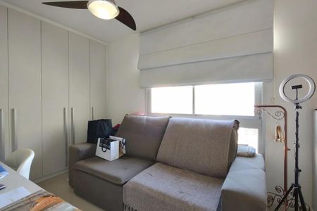 Sala de estar com sofá e mesa, iluminada por uma lâmpada circular e com uma vista para a rua. de apartamento à venda com 5 quartos, 204m² em Barra Olímpica, Rio de Janeiro