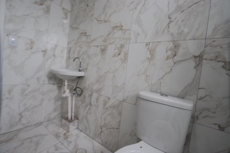 Banheiro de apartamento para alugar com 2 quartos, 49m² em Jardim da Laranjeira (zona Leste), São Paulo
