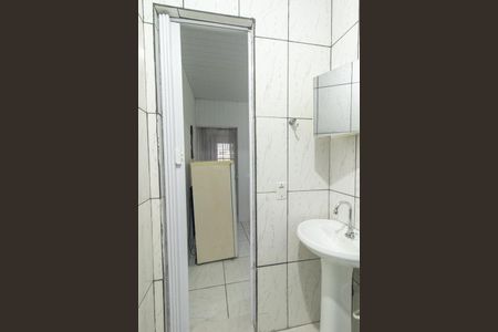 Banheiro Social de kitnet/studio para alugar com 1 quarto, 35m² em Sítio Cercado, Curitiba
