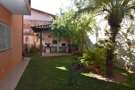 quintal com churrasqueira de casa à venda com 3 quartos, 288m² em Jardim da Serra, Jundiaí