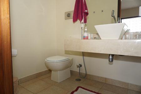 Casa de condomínio para alugar com 300m², 4 quartos e 2 vagasBanheiro da Suíte