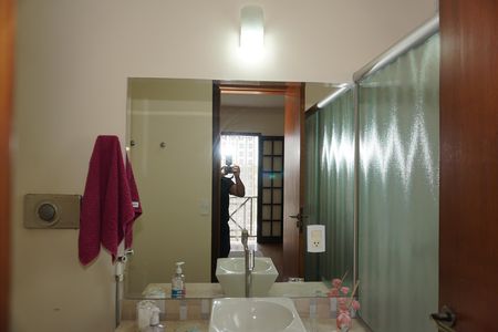 Casa de condomínio para alugar com 300m², 4 quartos e 2 vagasBanheiro da Suíte