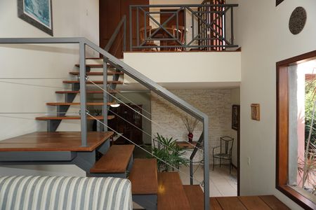 Casa de condomínio para alugar com 300m², 4 quartos e 2 vagasEscada