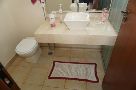 Casa de condomínio para alugar com 300m², 4 quartos e 2 vagasBanheiro da Suíte