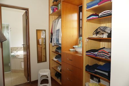 Casa de condomínio para alugar com 300m², 4 quartos e 2 vagasCloset da suíte 3