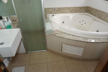 Casa de condomínio para alugar com 300m², 4 quartos e 2 vagasBanheiro da Suíte 3
