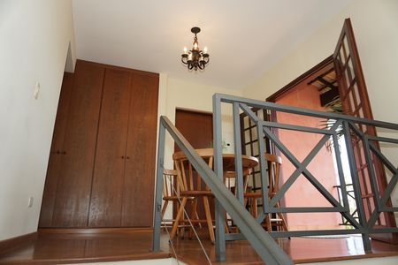 Casa de condomínio para alugar com 300m², 4 quartos e 2 vagasEscada