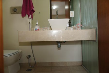 Casa de condomínio para alugar com 300m², 4 quartos e 2 vagasBanheiro da Suíte