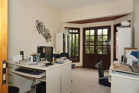 Casa de condomínio para alugar com 300m², 4 quartos e 2 vagasEscritório