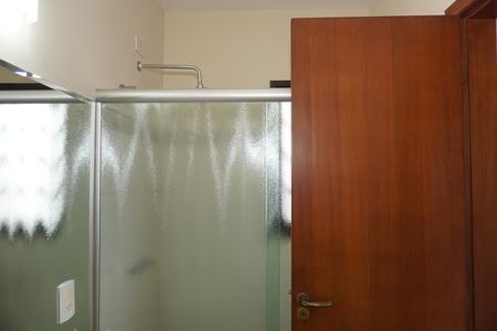 Casa de condomínio para alugar com 300m², 4 quartos e 2 vagasBanheiro da Suíte
