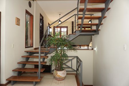 Casa de condomínio para alugar com 300m², 4 quartos e 2 vagasEscada
