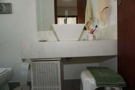 Casa de condomínio para alugar com 300m², 4 quartos e 2 vagasBanheiro da Suíte 2