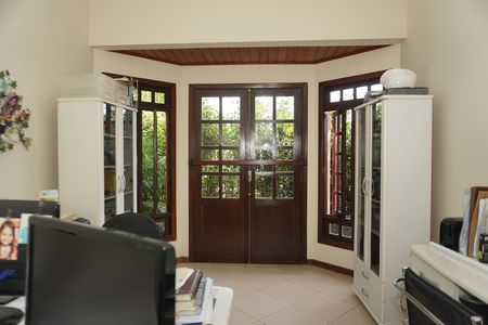 Casa de condomínio para alugar com 300m², 4 quartos e 2 vagasEscritório