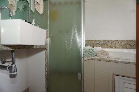Casa de condomínio para alugar com 300m², 4 quartos e 2 vagasBanheiro da Suíte 3