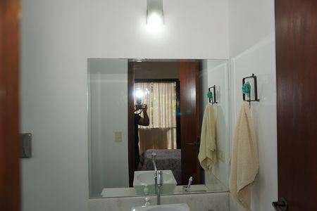 Casa de condomínio para alugar com 300m², 4 quartos e 2 vagasBanheiro da Suíte 2