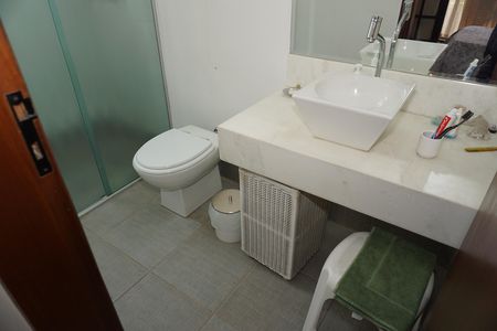 Casa de condomínio para alugar com 300m², 4 quartos e 2 vagasBanheiro da Suíte 2