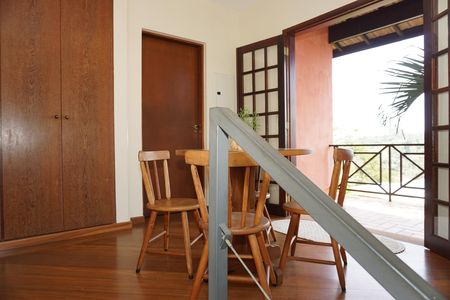Casa de condomínio para alugar com 300m², 4 quartos e 2 vagasEscada
