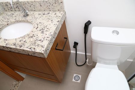 Banheiro de casa de condomínio para alugar com 2 quartos, 50m² em Residencial Itatiaia, Anápolis