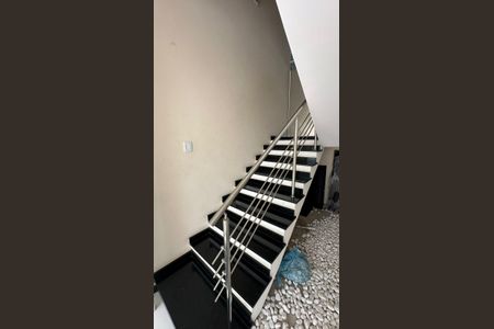 Casa de condomínio para alugar com 280m², 3 quartos e 4 vagas Casa de condomínio para alugar com 280m², 3 quartos e 4 vagasEscada