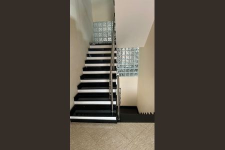 Casa de condomínio para alugar com 280m², 3 quartos e 4 vagas Casa de condomínio para alugar com 280m², 3 quartos e 4 vagasEscada