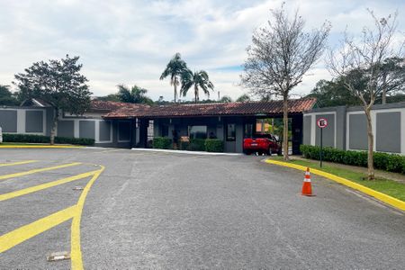 Casa de condomínio para alugar com 380m², 4 quartos e 2 vagas Casa de condomínio para alugar com 380m², 4 quartos e 2 vagasFachada Condomínio