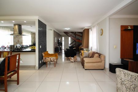 Casa de condomínio para alugar com 380m², 4 quartos e 2 vagas Casa de condomínio para alugar com 380m², 4 quartos e 2 vagasSala de Estar