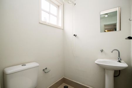 Casa de condomínio para alugar com 380m², 4 quartos e 2 vagas Casa de condomínio para alugar com 380m², 4 quartos e 2 vagasBanheiro de Serviço