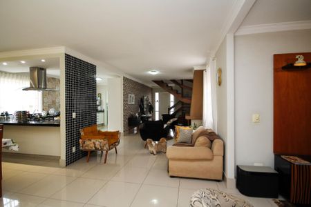 Casa de condomínio para alugar com 380m², 4 quartos e 2 vagas Casa de condomínio para alugar com 380m², 4 quartos e 2 vagasSala de Estar