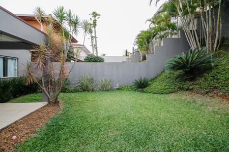 Casa de condomínio para alugar com 380m², 4 quartos e 2 vagas Casa de condomínio para alugar com 380m², 4 quartos e 2 vagasQuintal