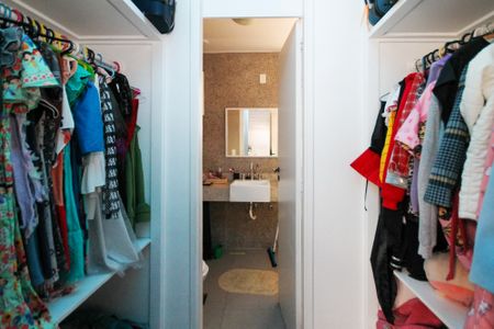Casa de condomínio para alugar com 380m², 4 quartos e 2 vagas Casa de condomínio para alugar com 380m², 4 quartos e 2 vagasCloset Suíte 2