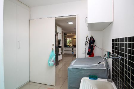Casa de condomínio para alugar com 380m², 4 quartos e 2 vagas Casa de condomínio para alugar com 380m², 4 quartos e 2 vagasLavanderia