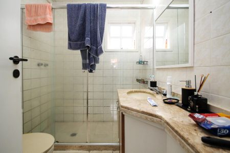 Casa de condomínio para alugar com 380m², 4 quartos e 2 vagas Casa de condomínio para alugar com 380m², 4 quartos e 2 vagasBanheiro