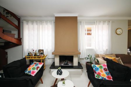 Casa de condomínio para alugar com 380m², 4 quartos e 2 vagas Casa de condomínio para alugar com 380m², 4 quartos e 2 vagasSala de Lareira