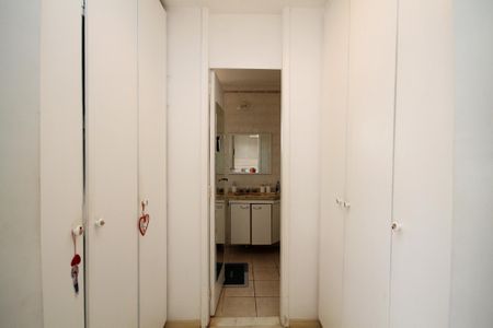 Casa de condomínio para alugar com 380m², 4 quartos e 2 vagas Casa de condomínio para alugar com 380m², 4 quartos e 2 vagasCloset Suíte 1