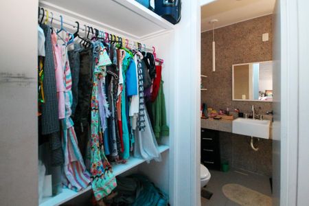 Casa de condomínio para alugar com 380m², 4 quartos e 2 vagas Casa de condomínio para alugar com 380m², 4 quartos e 2 vagasCloset Suíte 2