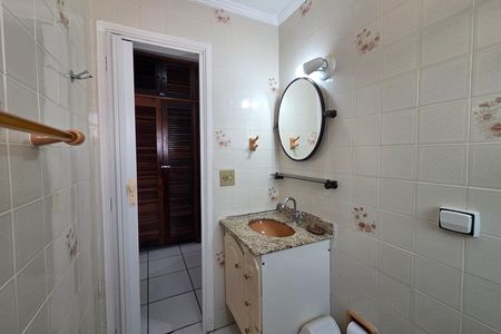 Banheiro de apartamento para alugar com 1 quarto, 51m² em Vila Tupi, Praia Grande